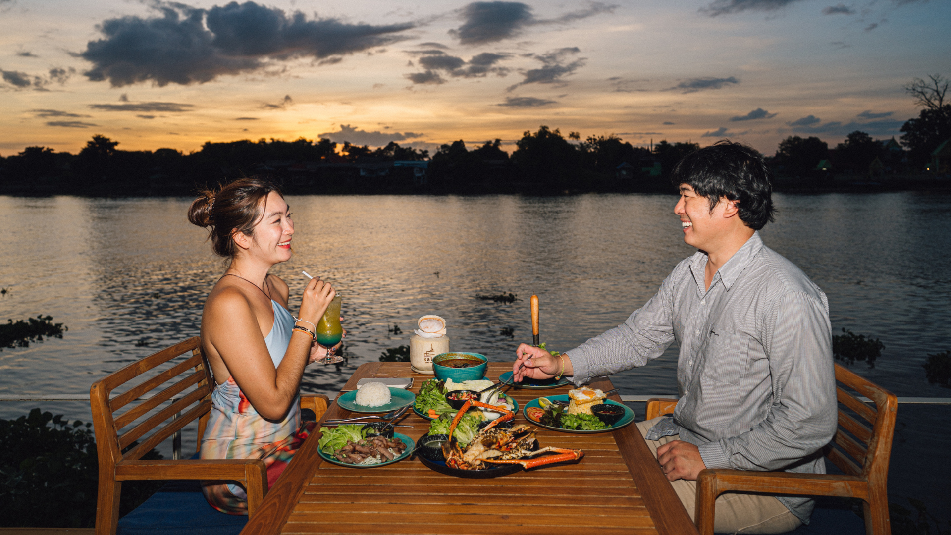 กุ้งเผาอยุธยา ที่ศาลาบางปะอิน อีทเทอรีแอนด์บาร์ ร้านอาหารริมแม่น้ำ